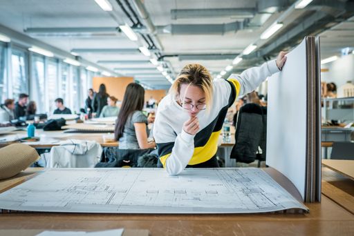 Vorschau Bild von Studentin an der NDU