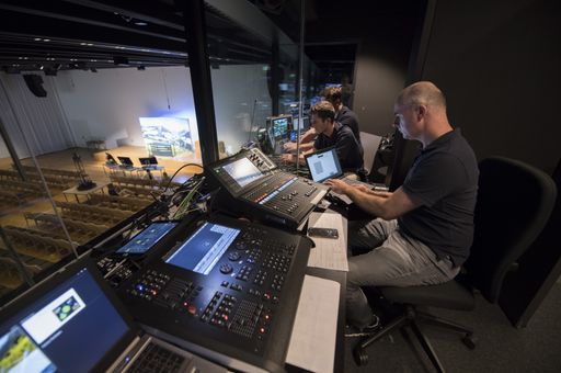Vorschau Bild von Live-streaming und interaktive Module binden die
TeilnehmerInnen aktiv in die vor Ort Veranstaltung ein.