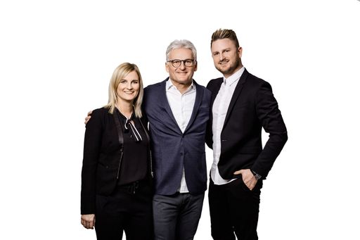 Vorschau Bild von Geschäftsführung sehen!wutscher. Im Bild v.l.nr.:
Alexandra Wutscher, Fritz Wutscher und Fritz Wutscher jr.