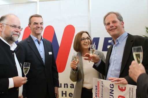 Vorschau Bild von Vorjahres-Gewinner Salzburger Markus Eis (rechts)
mit Gattin, Andreas Zottler (Vertriebsleitung Vogel & Noot
Österreich, links) und Manfred Ceplecha (Geschäftsführer Novelan)
bei der Gewinnübergabe im März.