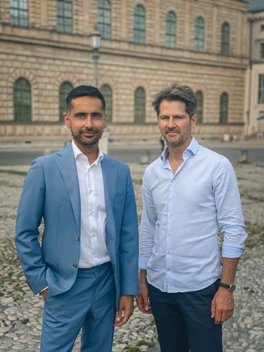 Shore-CEO Nikbin Rohany mit Inventorum-Gründer Christoph Brem
(v.l.) Weiterer Text über ots und www.presseportal.de/nr/143801 /
Die Verwendung dieses Bildes ist für redaktionelle Zwecke
honorarfrei. Veröffentlichung bitte unter Quellenangabe: "obs/Shore"