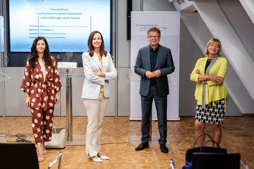 v.l.n.r.: Leonie-Rachel Soyel (Bloggerin und
Betroffene), Dr.in Sophie Karmasin (Karmasin Research & Identity),
Rudolf Anschober (Gesundheitsminister), a. o. Univ.-Prof.in Dr.in
Beate Wimmer-Puchinger (Präsidentin des Berufsverbandes
Österreichsicher PsychologInnen)