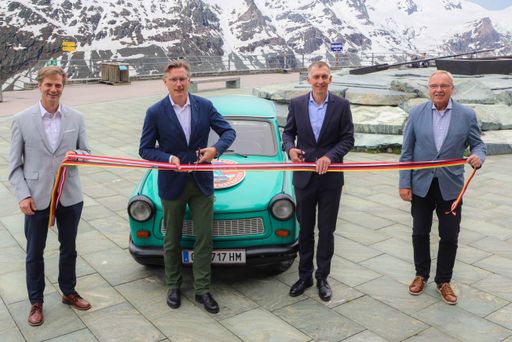 Vorschau Bild von im Bild (v.l.n.r.:) ): Stefan Lackner (Obmann
Tourismusverband Heiligenblut am Großglockner), Dr. Johannes Hörl
(Vorstand Großglockner Hochalpenstraßen AG), Ralf Beste (Botschafter
Bundesrepublik Deutschland in Österreich) und Wolfgang Kießling
(Vorstand INTER TRAB e.V. und Leiter Trabi-Museum Zwickau, ehem.
Trabi-Rallye-Fahrer)