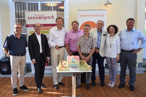  Im Beisein von Geschäftsführer Mag. Werner Cerutti (Sonnentherme
Lutzmannsburg-Frankenau GmbH), Bürgermeister Christian Rohrer,
zahlreichen geladenen Ehrengästen und Pressevertretern wurde am 30.
Juni 2020 das „jüngste Baby“ der Sonnentherme mit dem Namen „Sunny -
Café & Konditorei“ am idyllischen Dorfanger in Zentrum von
Lutzmannsburg eröffnet. Im Beisein von Geschäftsführer Mag. Werner
Cerutti (Sonnentherme Lutzmannsburg-Frankenau GmbH), Bürgermeister
Christian Rohrer, zahlreichen geladenen Ehrengästen und
Pressevertretern wurde am 30. Juni 2020 das „jüngste Baby“ der
Sonnentherme mit dem Namen „Sunny - Café & Konditorei“ am
idyllischen Dorfanger in Zentrum von Lutzmannsburg eröffnet.