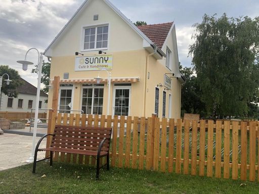 Vorschau Bild von Im Beisein von Geschäftsführer Mag. Werner Cerutti (Sonnentherme
Lutzmannsburg-Frankenau GmbH), Bürgermeister Christian Rohrer,
zahlreichen geladenen Ehrengästen und Pressevertretern wurde am 30.
Juni 2020 das „jüngste Baby“ der Sonnentherme mit dem Namen „Sunny -
Café & Konditorei“ am idyllischen Dorfanger in Zentrum von
Lutzmannsburg eröffnet. Im Beisein von Geschäftsführer Mag. Werner
Cerutti (Sonnentherme Lutzmannsburg-Frankenau GmbH), Bürgermeister
Christian Rohrer, zahlreichen geladenen Ehrengästen und
Pressevertretern wurde am 30. Juni 2020 das „jüngste Baby“ der
Sonnentherme mit dem Namen „Sunny - Café & Konditorei“ am
idyllischen Dorfanger in Zentrum von Lutzmannsburg eröffnet.