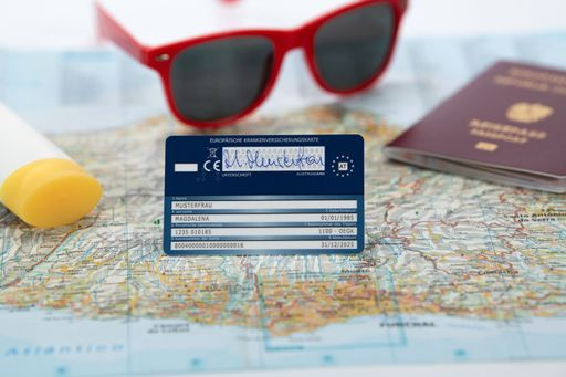 Der Sommer 2020 steht zwar im Zeichen von „Urlaub in Österreich“.
Wer dennoch ins europäische Ausland fährt, ist in fast allen Ländern
mit der E-Card krankenversichert und kann so rasch, unkompliziert
und ohne zusätzliche Kosten medizinische Behandlung in öffentlichen
Spitälern und bei Vertragsärzten erhalten.