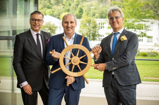 (v.re.) Scheidender Berndorf
AG-Vorstandsvorsitzender Peter Pichler mit seinem Nachfolger als CEO
Franz Viehböck und Vorstand Dietmar Müller.