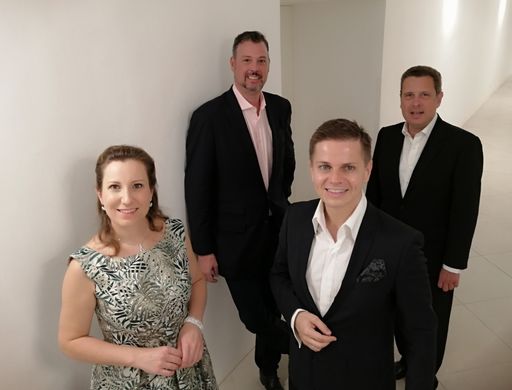  Vergnügliche Premiere mit Sopranistin Simona
Eisinger, Veranstalter Peter Hosek, Bariton Havlicek und Mastro
Guido Mancusi (künstlerischer Leiter des Orchesters).