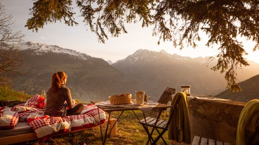 Vorschau Bild von Panorama mit Sonnenaufgang im Berginsel-Garten. Zum
Sonnenaufgang gibt's Kaffee am Bett.