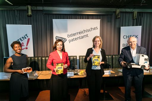 https://www.apa-fotoservice.at/galerie/23224/ Im
Bild v.l.n.r. Charlotte Ohonin, Startup Norganoid; Mariana Karepova,
Patentamtspräsidentin; Leonore Gewessler, Klimaschutzministerin;
Prof Helmut List, CEO AVL List