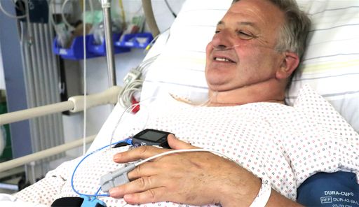 Bei Schlafapnoe erhält der Patient ein portables
Gerät mit nach Hause, das seinen Schlafzustand aufzeichnet
(Polysomnografie). Im Krankenhaus wird dem Betroffenen gezeigt, wie
das Gerät angelegt wird.