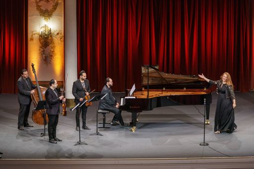 Janoska Ensemble mit Martina Serfain