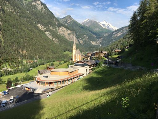  Das moderne neue Besucherzentrum am Ortseingang von
Heiligenblut bewahrt behutsam den klassichen Blick des
Glocknerdorfes auf den Gipfel.