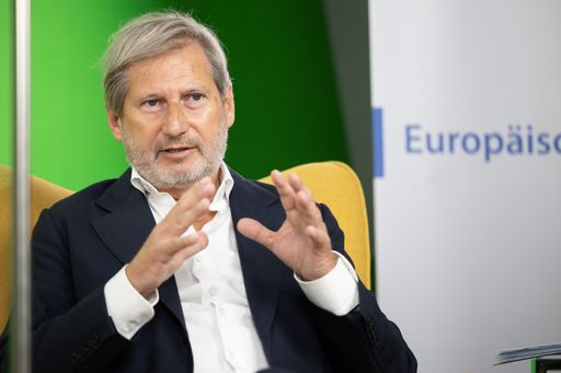 https://www.apa-fotoservice.at/galerie/23310 Wien
EU-Budgetkommissar Hahn betont, dass ob der engen Verflechtungen im
Binnenmarkt alle EU-Mitgliedstaaten von den geplanten Investitionen
profitieren werden.