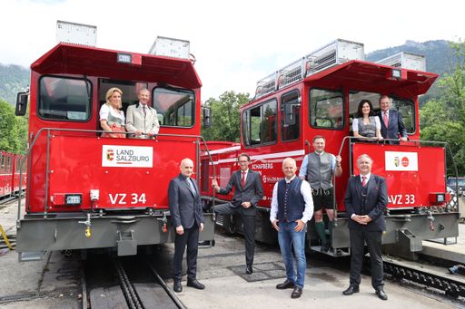 v.l.n.r. Landeshauptmann Wilfried Haslauer mit
Gattin Christina, Pfarrer von St. Wolfgang Zbigniew Tomasz Klimek,
Vorstandssprecher der Salzburg AG Leonhard Schitter, Geschäftsführer
der Salzburg AG Tourismus Management GmbH und Salzkammergutbahn GmbH
Christian Wörister und Mario Mischelin, Bürgermeister von St.
Wolfgang Franz Eisl, Landeshauptmann Thomas Stelzer mit Gattin
Bettina