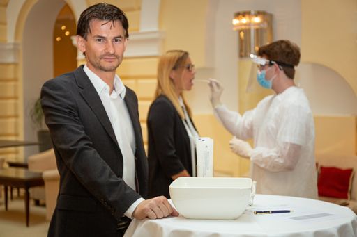 Vorschau Bild von Der mobilen COVID Test Service von Novogenia bietet PCR-Testungen
schnell, unkompliziert, effizient und vor allem direkt in der Region
bzw. den Betrieben an.