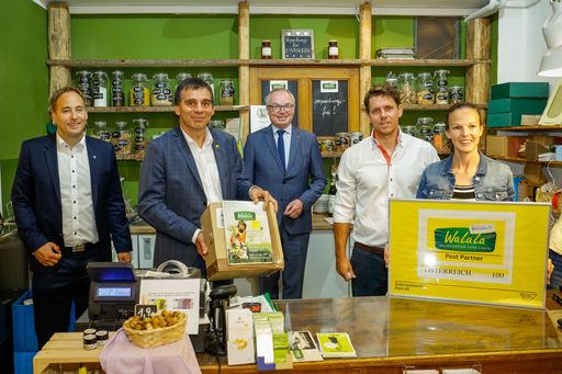 (v.l.n.r.): Patrick Layr, Bürgermeister Weitra, DI
Peter Umundum, Vorstand Paket & Logistik der Österreichischen Post,
Dr. Stephan Pernkopf, Landeshauptfrau-Stellvertreter, Thomas und
Kerstin Weißenböck, WaLaLa