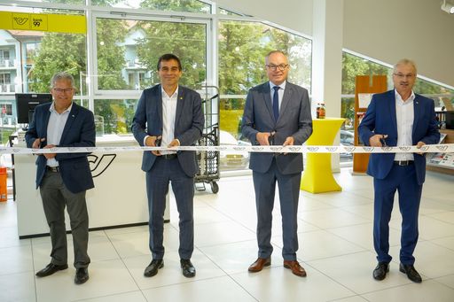 Vorschau Bild von (v.l.n.r.): Hermann Lauter, Obmann
Raiffeisen-Lagerhaus, DI Peter Umundum, Vorstand Paket & Logistik
der Österreichischen Post, Dr. Stephan Pernkopf,
Landeshauptfrau-Stellvertreter, Herbert Fürst, Geschäftsführer
Lagerhaus
