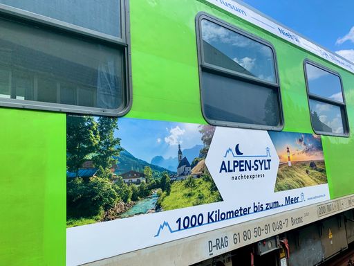 Der neue ALPEN-SYLT Nachtexpress - im eigenen Liegewagenabteil
von der Küste in die Berge (und zurück) I www.nachtexpress.de
Weiterer Text über ots und www.presseportal.de/nr/136542 / Die
Verwendung dieses Bildes ist für redaktionelle Zwecke honorarfrei.
Veröffentlichung bitte unter Quellenangabe: "obs/Blauer AUTOZUG
Sylt/(c) RDC Deutschland"