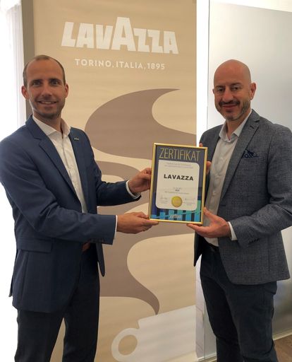 Gregor Peham, Country Manager von Lavazza Österreich, mit
Superbrands-Regional Director András Wiszkidenszky