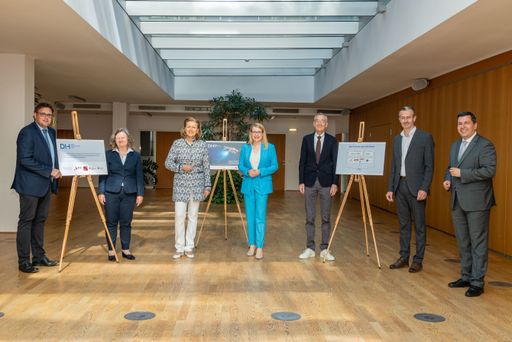 Starke Allianz für die Digitalisierung heimischer
KMU - die Partner und Fördergeber des DIH West bzw. von Digital
Innovation Hubs vlnr: Walter Haas (ITG - Innovationsservice für
Salzburg), Ruth Breu (Universität Innsbruck), LR Patrizia
Zoller-Frischauf, BM Margarete Schramböck, Tilmann Märk (Universität
Innsbruck), Joachim Heinzl (Wirtschaftsstandort Vorarlberg WISTO),
Marcus Hofer (Standortagentur Tirol).