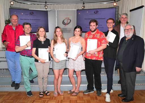 Trainer und Absolventen der Journalismus &
Medienakademie, Jahrgang 2020/2021. Von l.n.r.: Oswald Klotz,
Trainer; Heinz Kampel, Monika Spörk-Dür, Emma Steinwender, Nina
Hierzenberger, Max Christian Wurmhöringer, Jonas Bohun, Christian
Murhammer, Akademiedirektor; Fred Turnheim, Lehrgangsleiter.