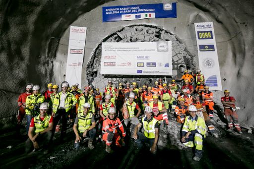Durchschlag im Erkundungsstollen des Brenner
Basistunnels um 08:27 Uhr. Große Freude bei den Mineuren, Baufirmen
und den Verantwortlichen der BBT SE.