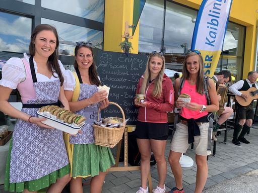  Jeden Montag verwandelt sich die Bergstation am
Hauser Kaibling in einen gemütlichen Bauernmarkt. Tauche ein in die
Welt der Ennstaler/innen, für den Gaumen gibt es regionale Produkte,
für das Auge handgefertigte Dekostücke aus Wolle, Holz, Keramik uvm.