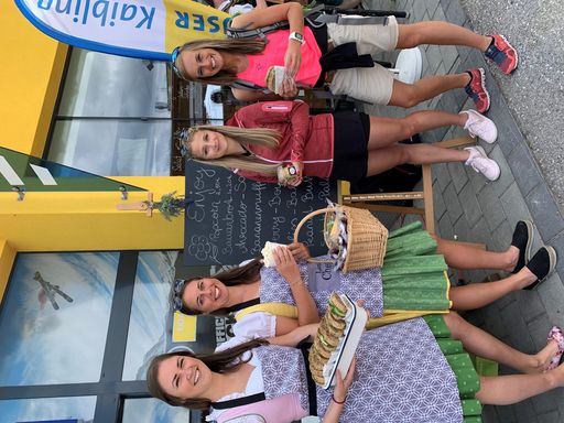 Vorschau Bild von Jeden Montag verwandelt sich die Bergstation am
Hauser Kaibling in einen gemütlichen Bauernmarkt. Tauche ein in die
Welt der Ennstaler/innen, für den Gaumen gibt es regionale Produkte,
für das Auge handgefertigte Dekostücke aus Wolle, Holz, Keramik uvm.