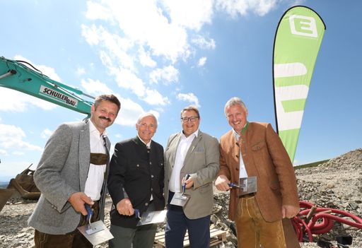 Energie Steiermark Vorstandsduo Christian Purrer
und Martin Graf mit Bürgermeister Thomas Derler (li.) und Almenland
Obmann Erwin Gruber (re.) bei der Grundsteinlegung des 6 Millionen
Euro-Windrads auf der Sommeralm.