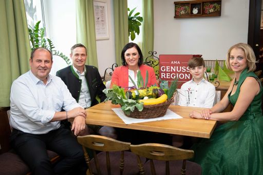 Markus und Sabrina Hillebrand mit ihrem Sohn Lukas –
Genussbauernhof, Josef Pröll GENUSS Botschafter und
Landwirtschaftsministerin Elisabeth Köstinger.
