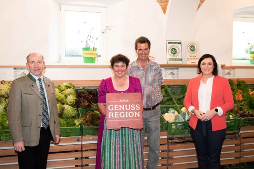  Gabi Wild-Obermayr - Gemüsehof Wild-Obermayr – GENUSS REGION
Bauernhof, Agrar-Landesrat Max Hiegelsberger und
Landwirtschaftsministerin Elisabeth Köstinger