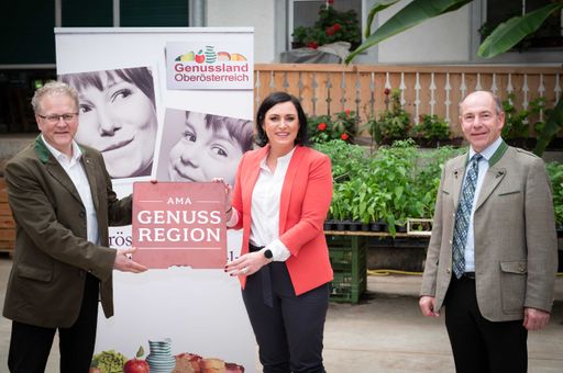Vorschau Bild von Reinhold Baumschlager - Landhotel Forsthof (Sierning) – GENUSS
REGION Gastwirt, Agrar-Landesrat Max Hiegelsberger und
Landwirtschaftsministerin Elisabeth Köstinger