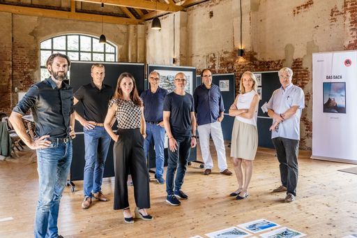  V.l.n.r: Thomas Heil (dreiplus), Tobias Götz
(Prefa), Ursula Obernosterer (Prefa), Wolfgang Croce (Croce & Wir),
Jürgen Jungmair (Prefa), Nils Krause (hammeskrause), Marleen Viereck
(Viereck Architekten), Matthias Boeckl (Architektur Aktuell)
