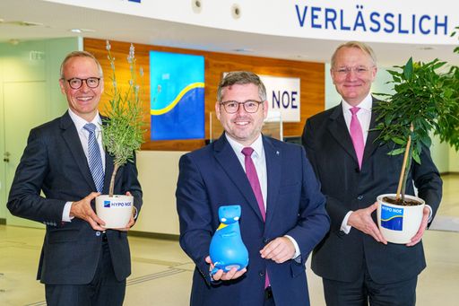 Die beiden HYPO NOE Vorstände Wolfgang Viehauser
und Udo Birkner präsentieren gemeinsam mit Niederösterreichs
Finanzlandesrat den ersten heimischen Green Bond mit Umweltzeichen
Zertifizierung.