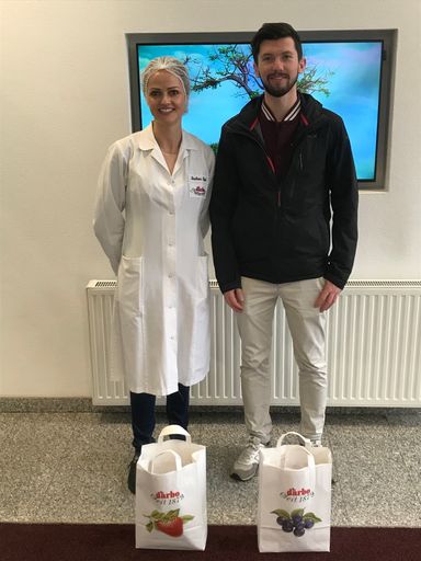 MCI Student Dominik Huber mit Dr. Barbara Empl,
Leiterin Darbo Qualitätsmanagement.
