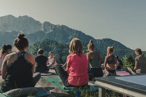  Morgendliche Yogasession am Brentenjoch mit
Panoramablick auf das Kaisergebirge.