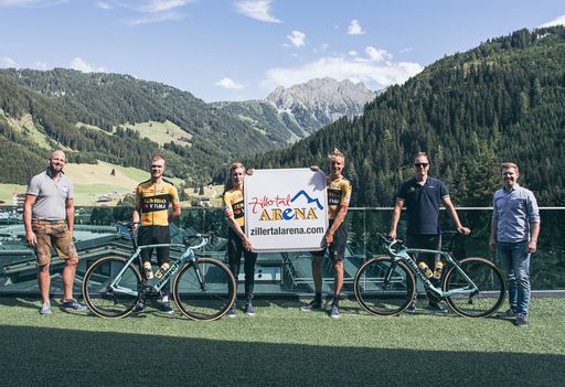  Manuel Krupik (Hotel Schönruh Gerlos, links) und
Christian Daum (GF TVB Zell-Gerlos/ Zillertal Arena, rechts) mit
Fahrern und Performance Coach Tim Heemskerk vom Team JUMBO-VISMA