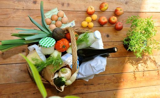  Korb mit landwirtschaftlichen Produkten –
erhältlich direkt bei den regionalen Betrieben über bauernladen.at