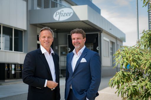 Vorschau Bild von Pfizer Austria Geschäftsführer Prof. Dr. Robin
Rumler und Martin Dallinger, Geschäftsführer der
Pfizer-Impfstoffproduktionsstätte in Orth an der Donau