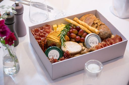 Vorschau Bild von La Sanglée (Rotschmierkäse) und Schlossberger alt
(Bergkäse) von Jumi, Tessiner Aprikosensenf von Berge,
Schinkenspeck, Karreespeck und Hirschsalami vom Seiser, Eingelegtes
von Fink & Haberl, Madame Crousto Baguette vom Öfferl, Kracker,
Trüffelbutter aus dem PAUL, Weintrauben, Feigen, Nüsse