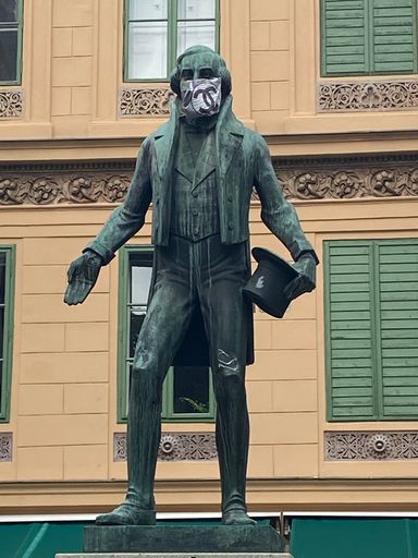 Vorschau Bild von Nestroy mit schicker Mund-Nasen Schutzmaske