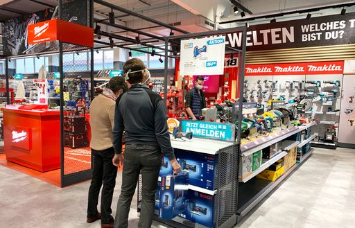 Vorschau Bild von Für Renovierungen und Verschönerungen im eigenen
Zuhause greifen die Kunden aufgrund der kabellosen Freiheit immer
häufiger auf Akku-Maschinen zurück.