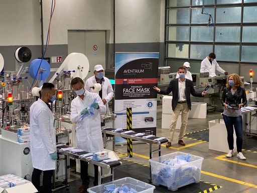 Vorschau Bild von Mitarbeiterinnen und Mitarbeiter in der Produktionshalle.