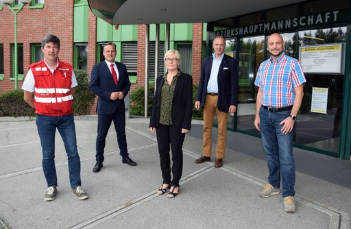  v.l.n.r.: Rot-Kreuz-Bezirksstellenleiter Michael
Dorfstätter, Wirtschafts-Stadtrat Gert Zaunbauer, Abteilungsleiterin
Helga Schlechta, Bezirkshauptmann Philipp Enzinger und
Wirtschaftskammer-Bezirksstellenobmann Martin Fürndraht bei der
Besprechung über die Lage in Mödling.