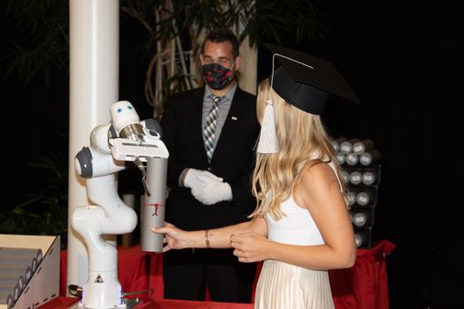 Vorschau Bild von Übergabe der Urkunden durch Roboterarm Foto Glanznig/honorarfrei