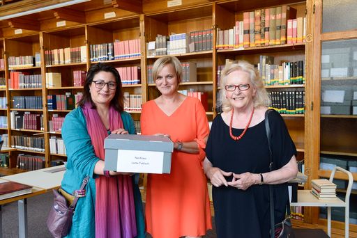 Der Lotte Tobisch Nachlass in der Wienbibliothek
der Stadt Wien. v.li.n.re. StRin Veronica Kaup-Hasler, Dir.in Anita
Eichinger  Wienbibliothek, Barbara Urbanek  Cousine von Lotte
Tobisch
