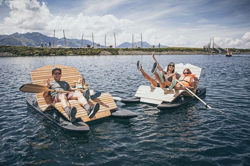  Die im Sommer und Winter bei in- und ausländischen
Gästen liebgewonnene Zillertal Arena punktet schon seit Jahren mit
starken Erlebniswelten. In der Summe gibt es sieben verschiedene –
für den Gast heißt das die ganze Woche Abwechslung und jeden Tag ein
neues Abenteur. „Ab an die frische Bergluft“ ist dabei ein Ausdruck,
der alle Erlebniswelten von Fichtenschloss und Fichtensee in Zell am
Ziller über die Gipfelwelt in Königsleiten bis hin zu den Krimmler
Wasserfällen vereint. Langweilig wird es da sowieso nicht, vor
allem, weil jedes Jahr etwas Neues hinzukommt ...