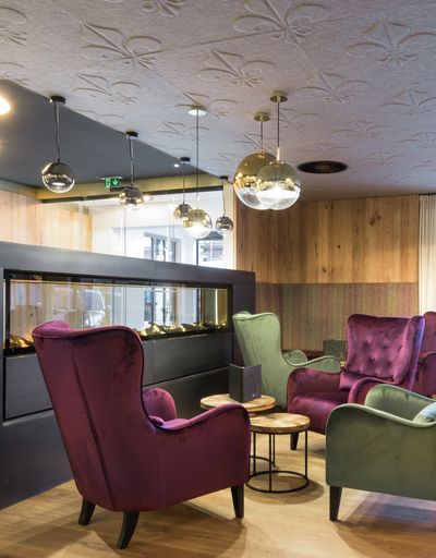 Vorschau Bild von Whisperwool Akustikdecke in edler Fleur de
Lis-Prägung. Umgesetzt im Hotel "Die Alpacherin".