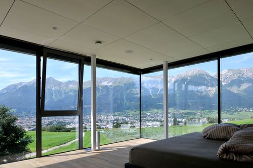 Vorschau Bild von Haus H. bei Innsbruck. Whisperwool Akustikdecke in
Naturweiß, verlegt mit Schattenfuge.